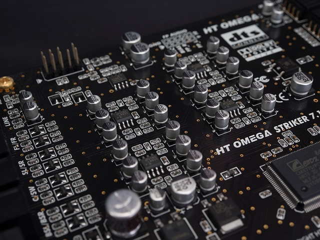 在设计隔离与非隔离组合的电源系统时，采用AH8650（非隔离降压芯片）作为前级，搭配B0505（隔离型DC-DC模块）作为后级，可以实现稳定的隔离5V输出。以下是详细的设计要点和注意事项