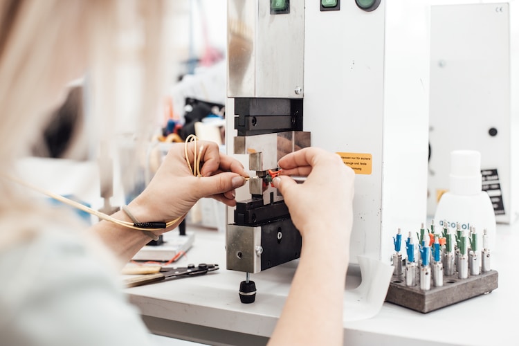 输入电容与输出电容计算，基于 AH8650 的 200mA 电源纹波优化